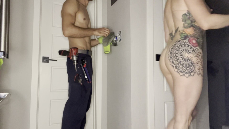 Bigmax8inch: Plombier - un électricien s’exhibe - une MILF sexy veut la bite du...