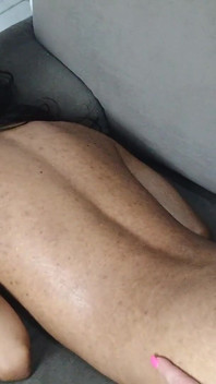 Ich rief eine Masseurin und sie benutzte ein kleines Spielzeug an meiner Muschi und fickte mich schließlich mit einem Riemen