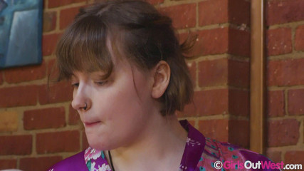 Girls Out West: बड़े स्तनों वाली शौकिया Lauryl फल का मजा लेती है और ग्लास डिल्डो के साथ हस्तमैथुन करती है