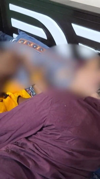 La fantasia segreta della moglie indiana- il marito ed il fratellastro insieme dentro di lui