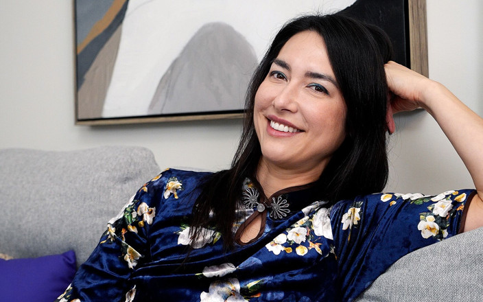 Skinz Contrast: Entrevista con asiática milf Isabel Love