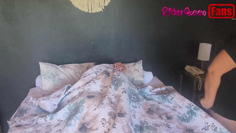 Riderqueen: 침대에서 계모와 함께