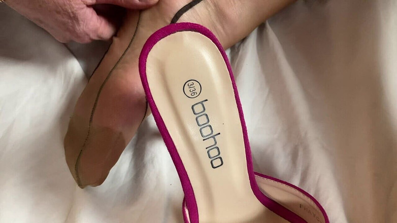 Mr MF: Nyonya dewasa pamer besar dan kakinya yang mungil.