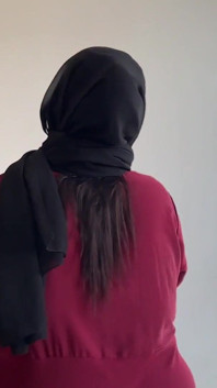 Une femme de ménage arabe de l’hôtel nettoie ma chambre et me montre son énorme cul et ses seins énormes !
