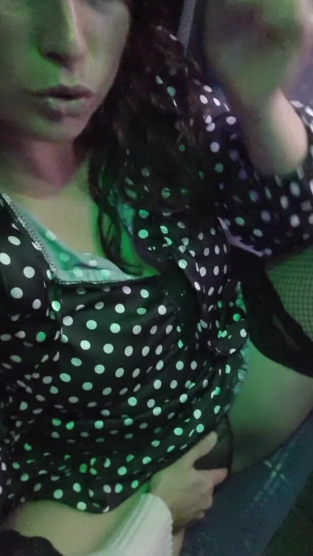 ExpressiaGirl: Galen tjej från offentlig lokal buss bad att fingra på...