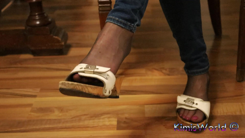 KimisWorld: Zużyte obcasy, miękkie podeszwy - Powolne zwisanie w pończochach