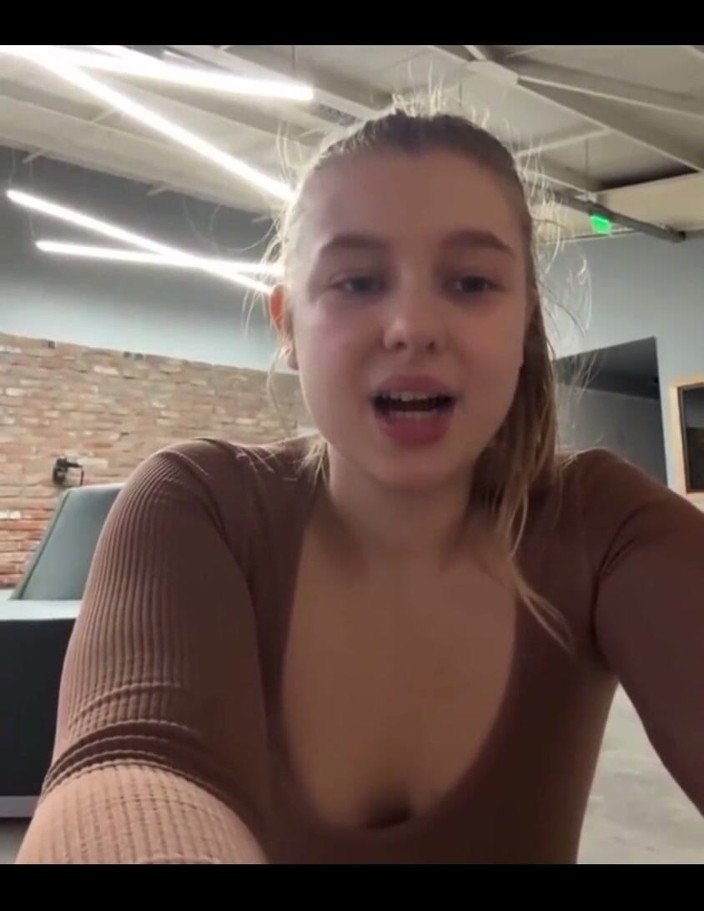 JuiceLussie: Anální šukání a hodně stříkání v šatně