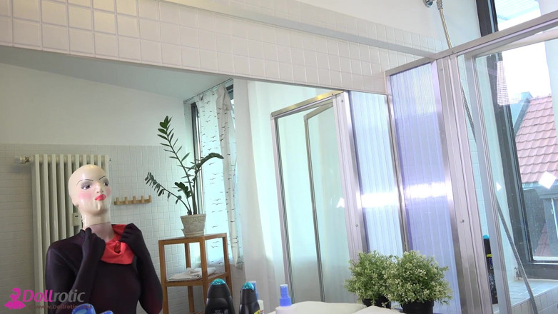 Dollrotic: Une poupée en lycra prend une douche