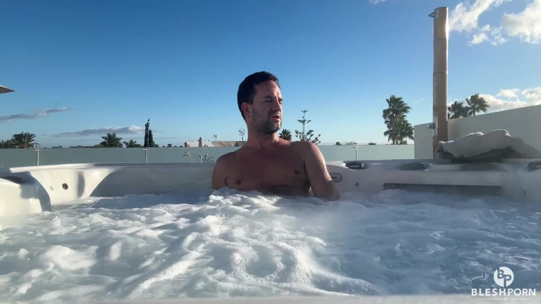 bleshporn: Pool Time show nahota