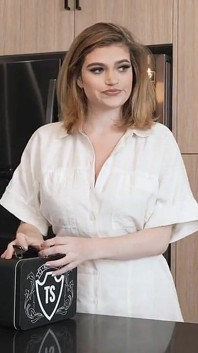 Kissing a Girl Is Different Than Kissing a Guy, and Fucking Too, Her Hot Stepmom Can Show Her