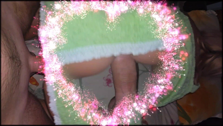 Anna Fire: Stiefmoeder in heldere teenslippers in bed met haar stiefzoon