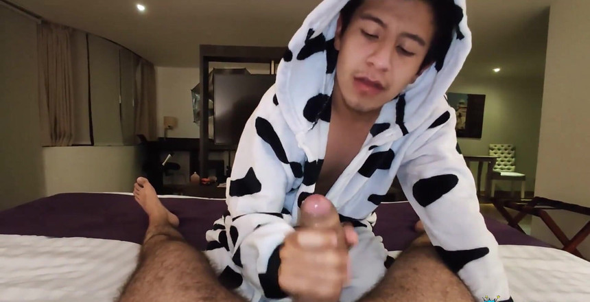 Camilo Brown: एक गाय पिजामा में मेरे बड़े बिना कटे लंड को चूस रही है और सवारी कर रही है जब तक कि वह मेरा गर्म दूध नहीं कमाता