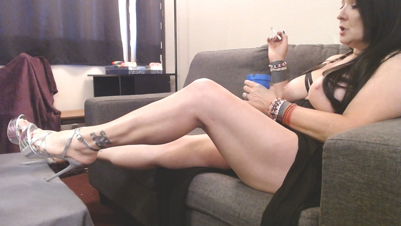Abby Anna: Sexy piernas largas, tacones plateados