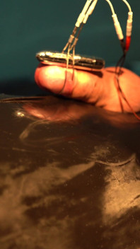 Tachinare într-un vid cu Electro, jucării combinate cu unele mâna adânc în gât și o încărcătură de scuipat.