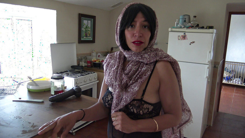 Stepmom Susan: 淫娃家庭主妇用她毛茸茸的阴户喷遍厨房地板