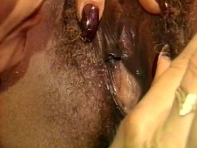 A Lesbian World: Awek eboni mendorong dildo besar dalam pepek MILF blonde