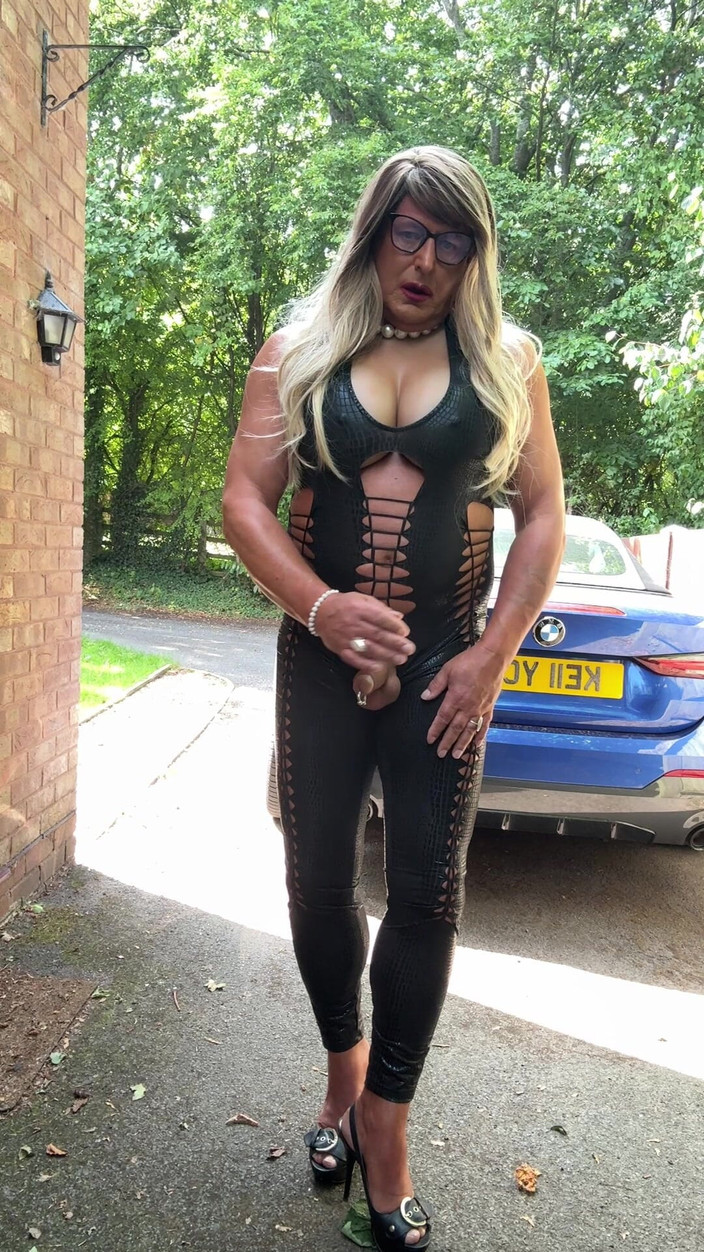 Kellycd2022: Seksowny Crossdresser Kellycd2022 w czarnym kombinezonie pcv i szpilkach