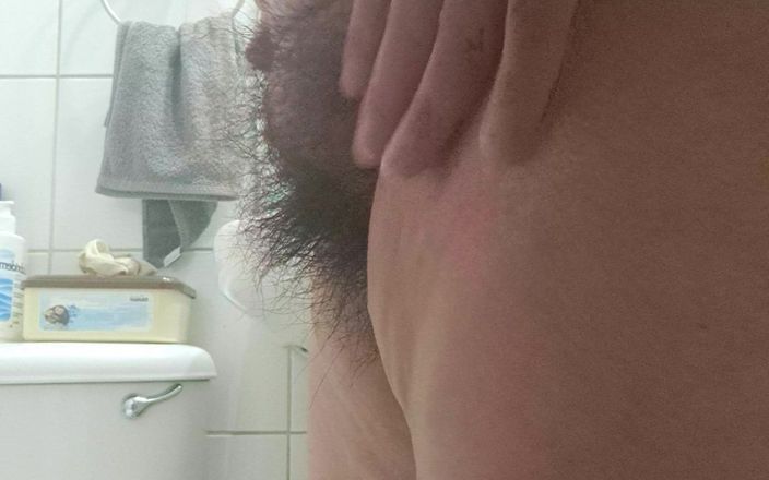 Mommy big hairy pussy: Dojrzała pokazuje swoją grubą owłosioną cipkę