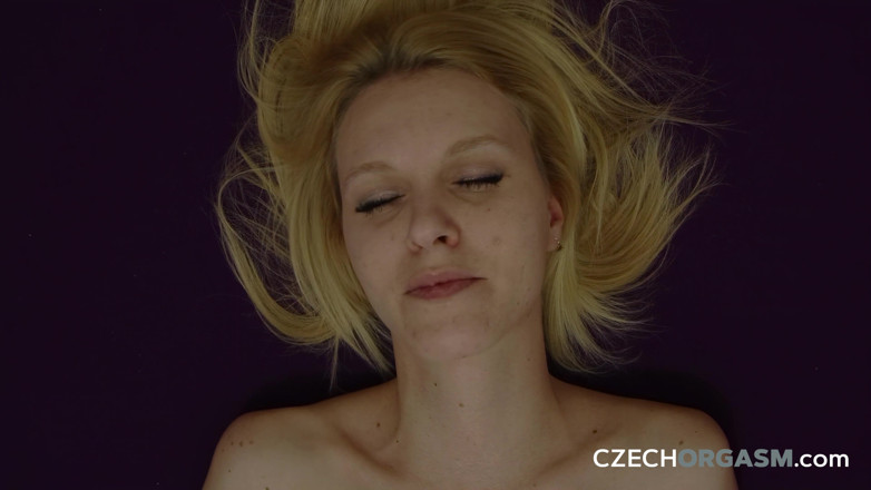Czech Orgasm: Tsjechisch orgasme 91: grote lippen, grote clitoris - ze staat te popelen...