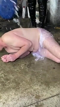 Francouzský pegging - Garáž ponížení: šéf organizuje památný trest se svými dominami