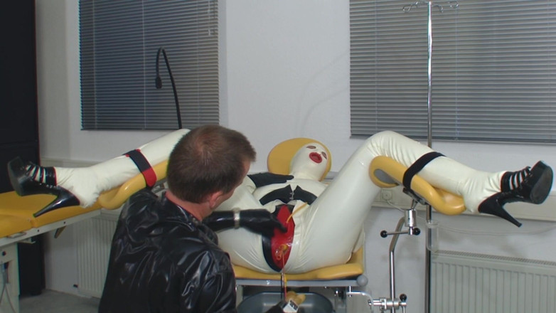 Rubber & Clinic Studio - 1ATOYS: Curvă în cauciuc pe scaunul ginecologului, partea 1
