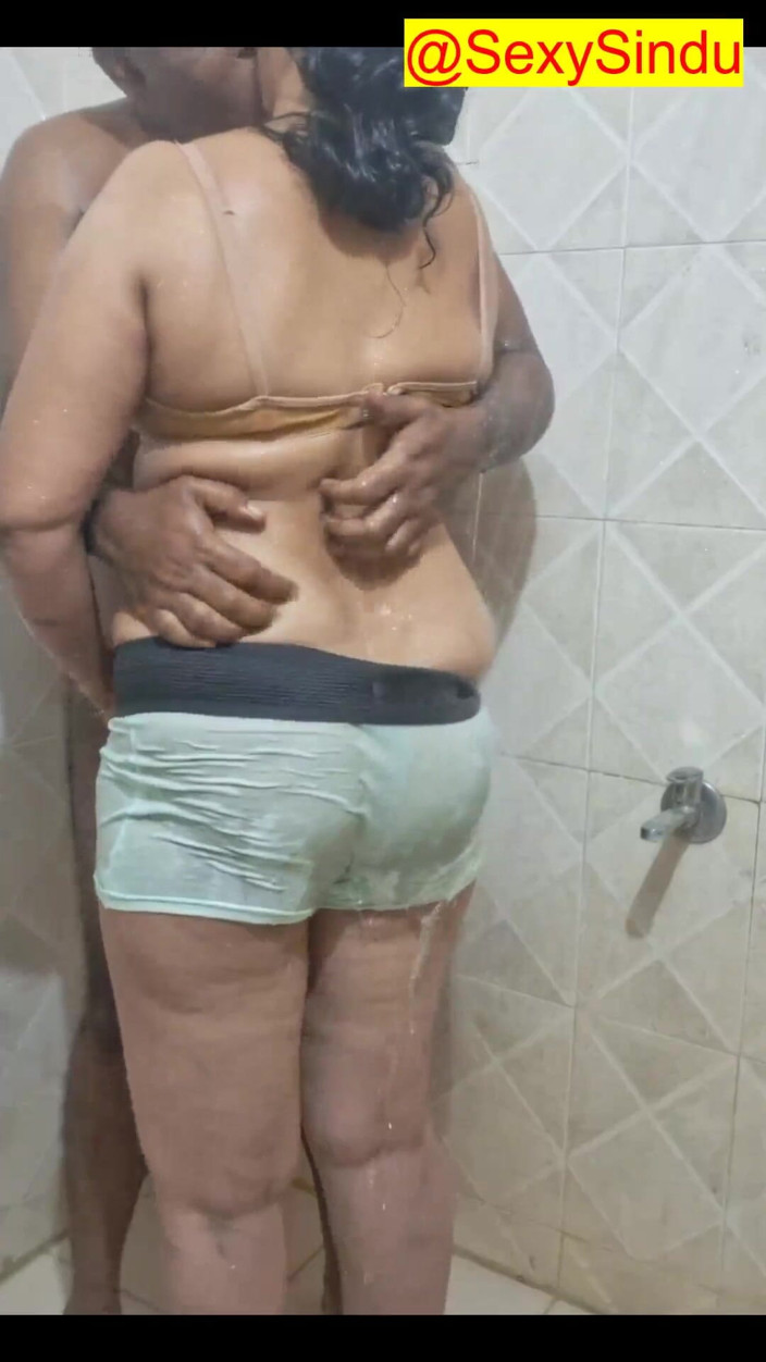Sexy sindu: Couple Hot Bathing Kissing