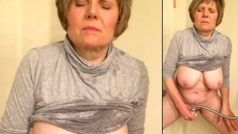 MarieRocks: 회색 셔츠를 입고 자위하는 거유 GILF