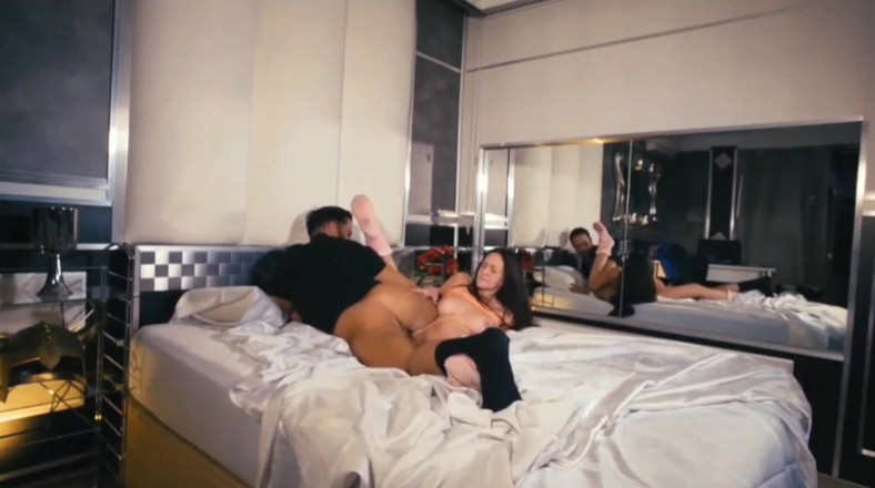 Gina Ferocious: 18살 의붓여생과 거칠게 섹스하는 타락한 의붓여친