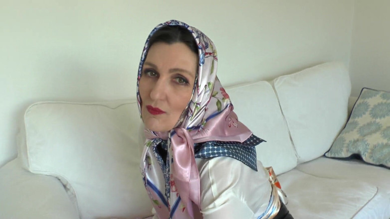 Lady Victoria Valente: Satin-schal-liebhaber und kommt auf einen glänzenden Satinschal, lady victoria Valente