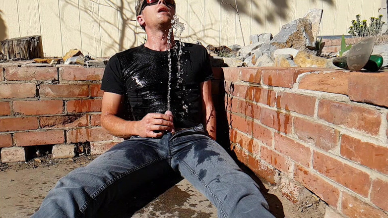 Lapetus: Złoty prysznic na zewnątrz i wytrysk w zwolnionym tempie