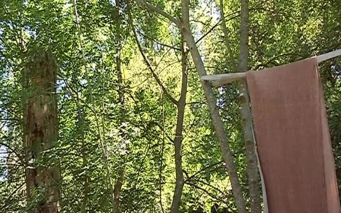 Planete Francaise: Sperma fressende französische MILf im dreier im freien geritten