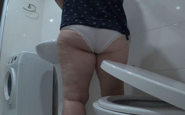 Milf big tits: Tuvalet kamerası izliyor, olgun üvey anne işiyor. Tombul orta yaşlı seksi...