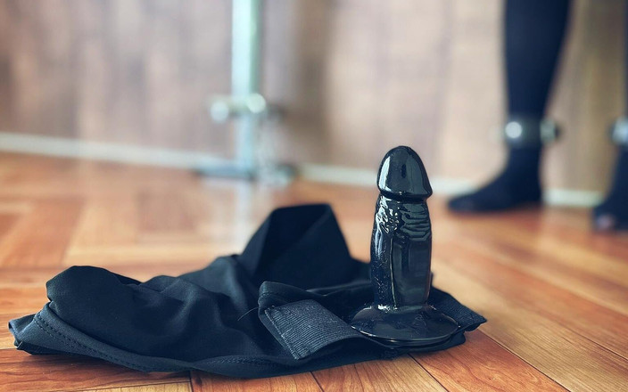 ushirosugatanomiki: 穿着裤子被钉十字架的手淫