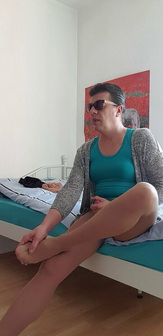 PetraNylon: Ciao.. saluti Mio amore .. e, come sempre, Mi presento