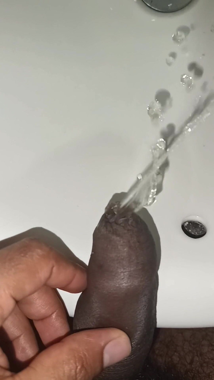 Tommhot: Compilatie van veel urine - ongecensureerd pikplassen