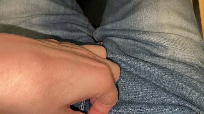 Wichskumpel: Op zoek naar een kleine forskin pik in de broek