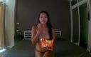 Susy Sky: Горячая азиатская тинка ест чипсы голышом для тебя в любительском видео!