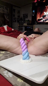 PAWG MILF jeździ grubym dildo, aby wyciągnąć cipkę