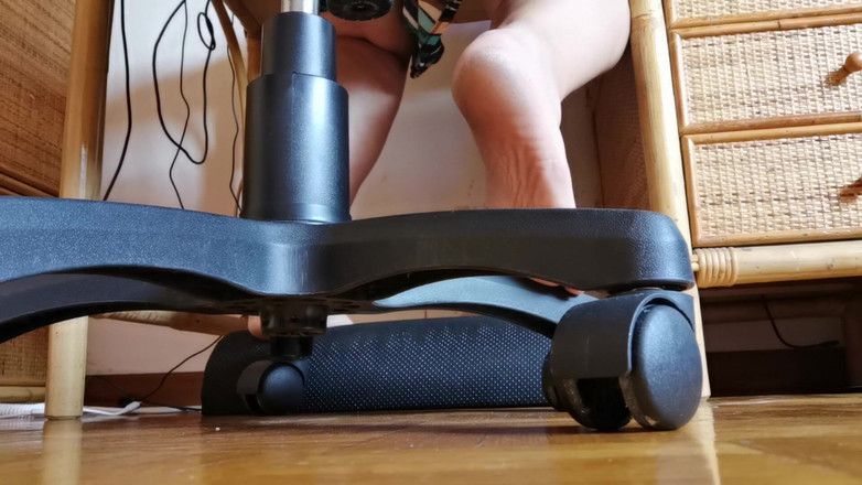 Nicoletta Embassi: 桌子底下的脏脚被亲吻和舔