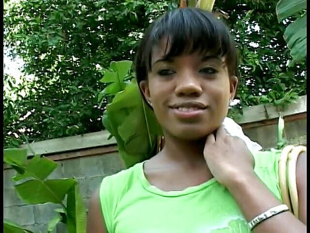 Whites on Blacks: Tatlı büyük memeli zenci genç kız büyük bir yarak deniyor