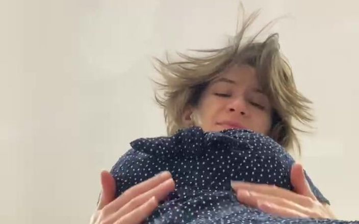 Kitty Kriss: Retar dig i en kort klänning utan underkläder