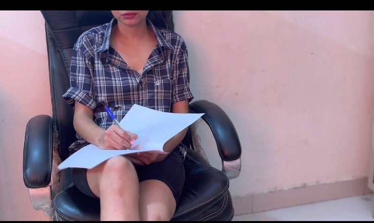 Saarabhabhi6: Hintli bakire üniversiteli kız Sara yarak isteme hakkında Hintçe konuşuyor. Net...