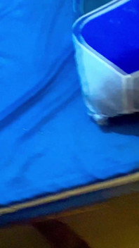 Une fille amène la copine du voisin chez elle pour la première fois pour coucher avec son voisin pour la première fois, le voisin séduit