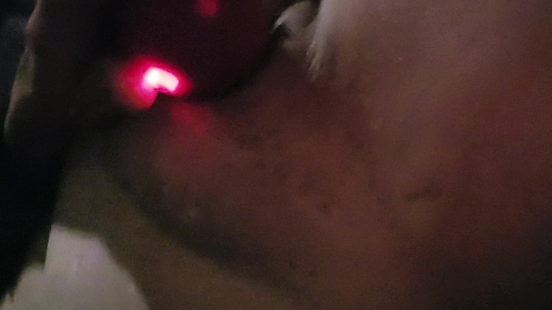 EliteLadyS: Zralá nahá žena si dělá potěšení růžovým klitorisem