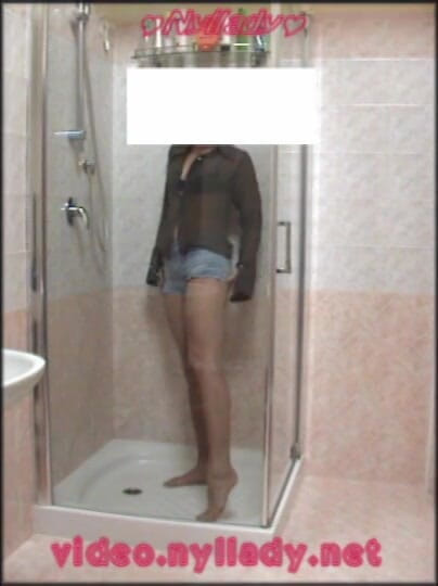 Nyllady: No chuveiro com meia-calça