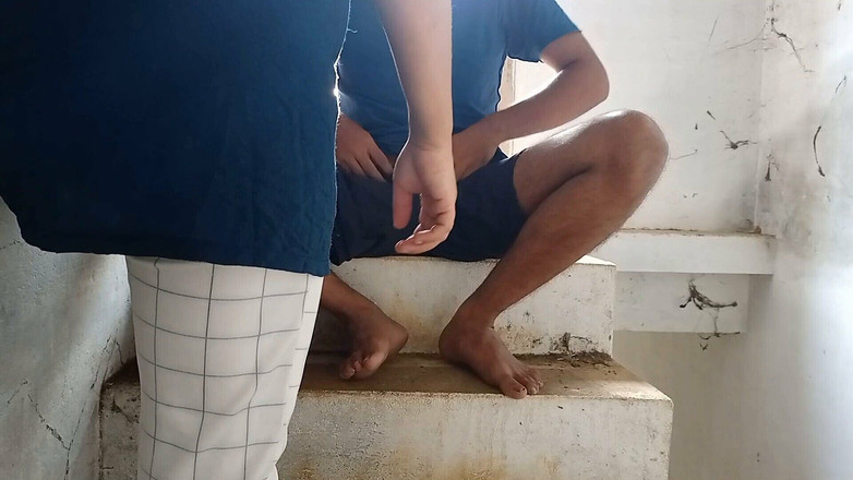 Queenrima: Bhabhi bắt gặp tôi lắc con cặc của mình trong...