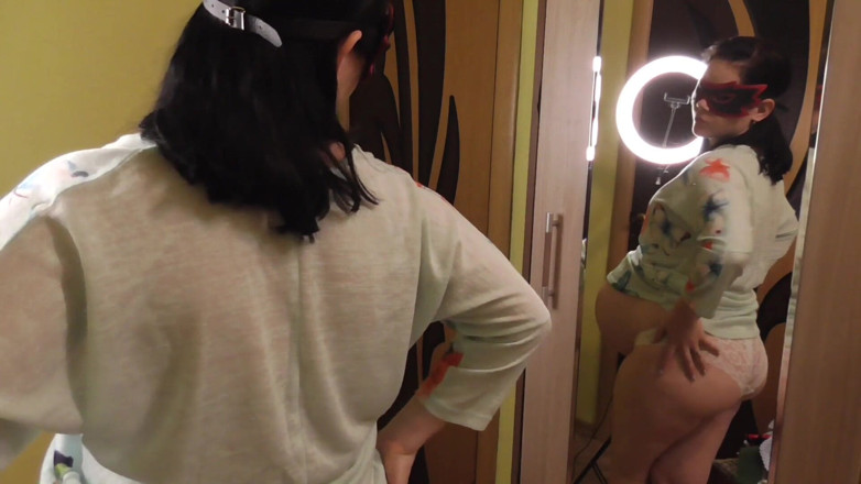Anna Sky: Anna mang thai thử váy trước gương