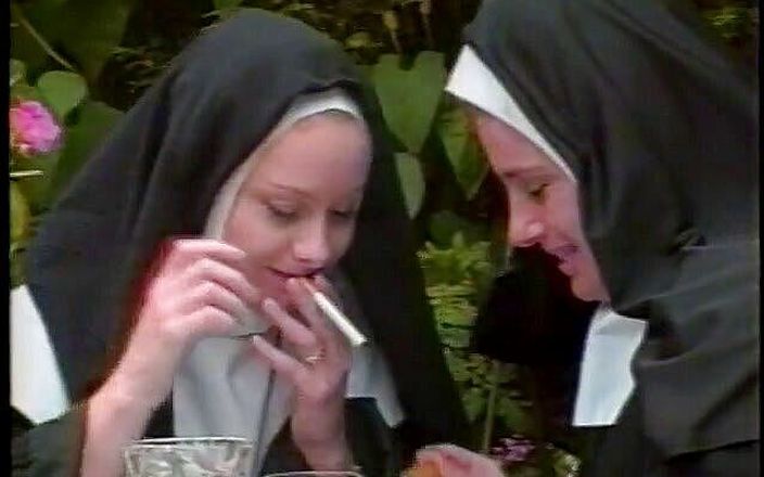 Fetish Media: Randy nunnor som äter en måltid utomhus