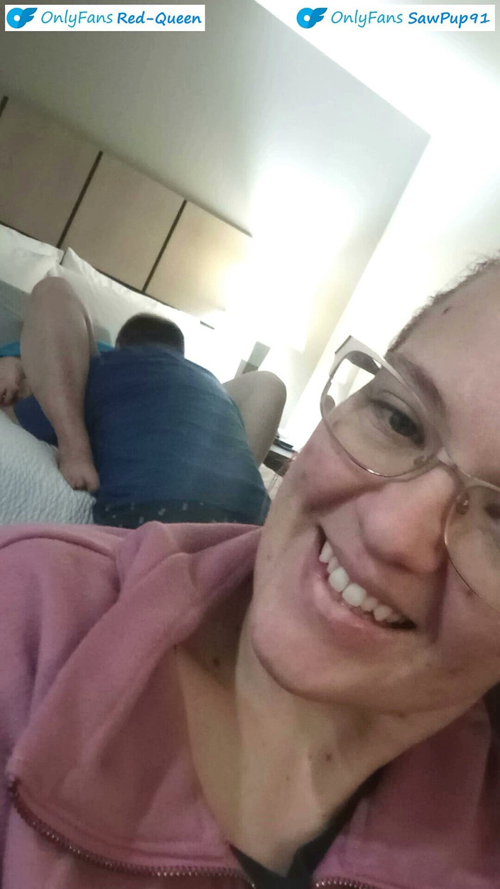 Red Queen: Cuckquean देखने का बिंदु - असली व्यभिचारी पत्नी अपने पति को होटल की व्यभिचारी कुर्सी पर अपनी सीट से दूसरी लड़की का जोरदार वीर्य निकालने के लिए फिल्माती है