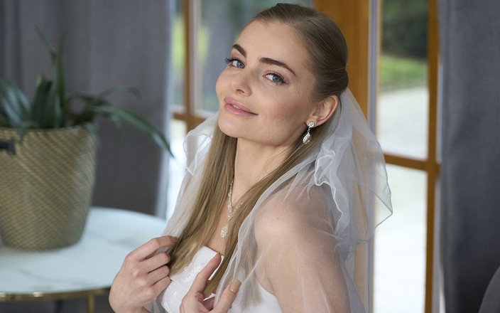 Only Tarts: Cô dâu trẻ với bộ ngực nhỏ và âm hộ